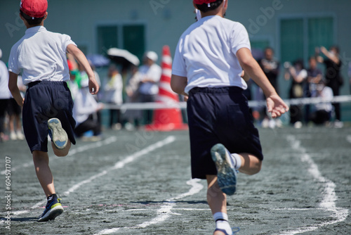 小学校の運動会で短距離走をしている学生達の後ろ姿