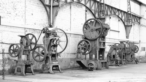 Machine ancienne pour la fabrication de pièces pour automobiles photo