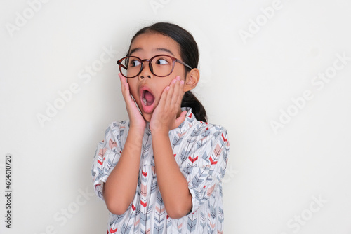 Tableau sur toile Asian little kid showing shocked face expression when looking to the right side