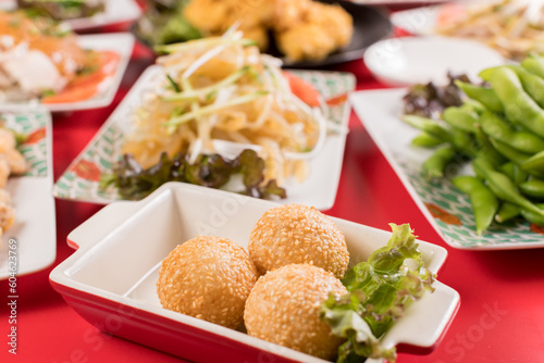 食べ放題の各種類の中華料理の風景