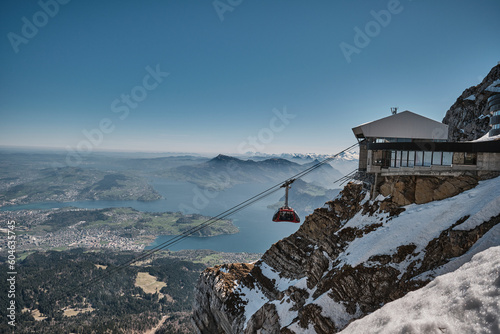 Funivia sul monte Pilatus su sfondo del lago di Lucerna photo