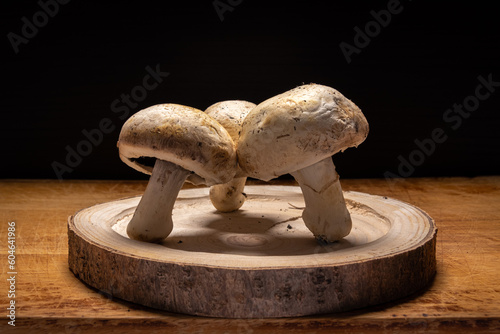 Piatto di funghi champignon su tagliere di legno photo