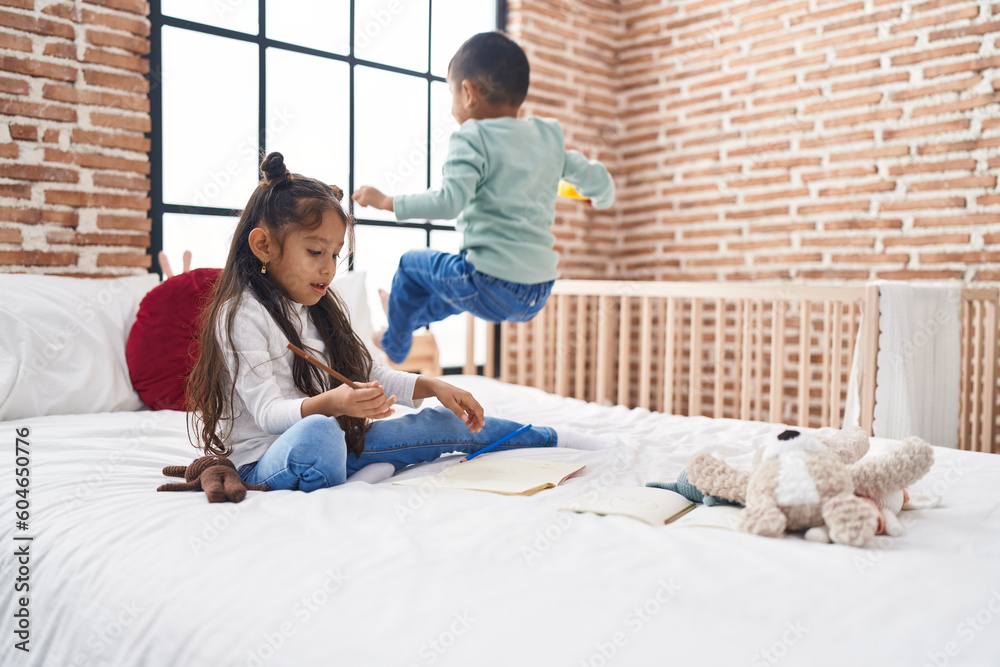 © Krakenimages.com - Adorable boy and girl drawing on notebook sitting on bed at bedroom © Krakenimages.com - Adorable boy and girl drawing on notebook sitting on bed at bedroom