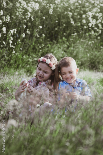 Uśmiechnięte dzieci na łące świętują dzień dziecka - dzieci są cudowne i szczęśliwe dzieciństwo - rodzicielstwo bliskości, porozumienie bez przemocy  © medialne-centrum.pl