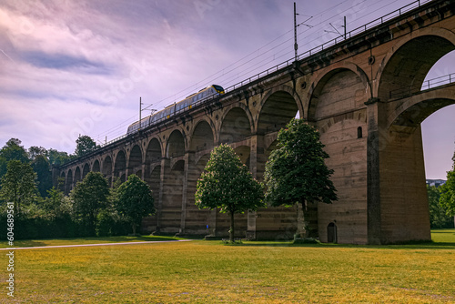 Ein Zug fährt über den historischen Eisenbahnviadukt Enzviadukt in der Stadt Bietigheim-Bissingen, Baden Würtemberg,Deutschland.. photo