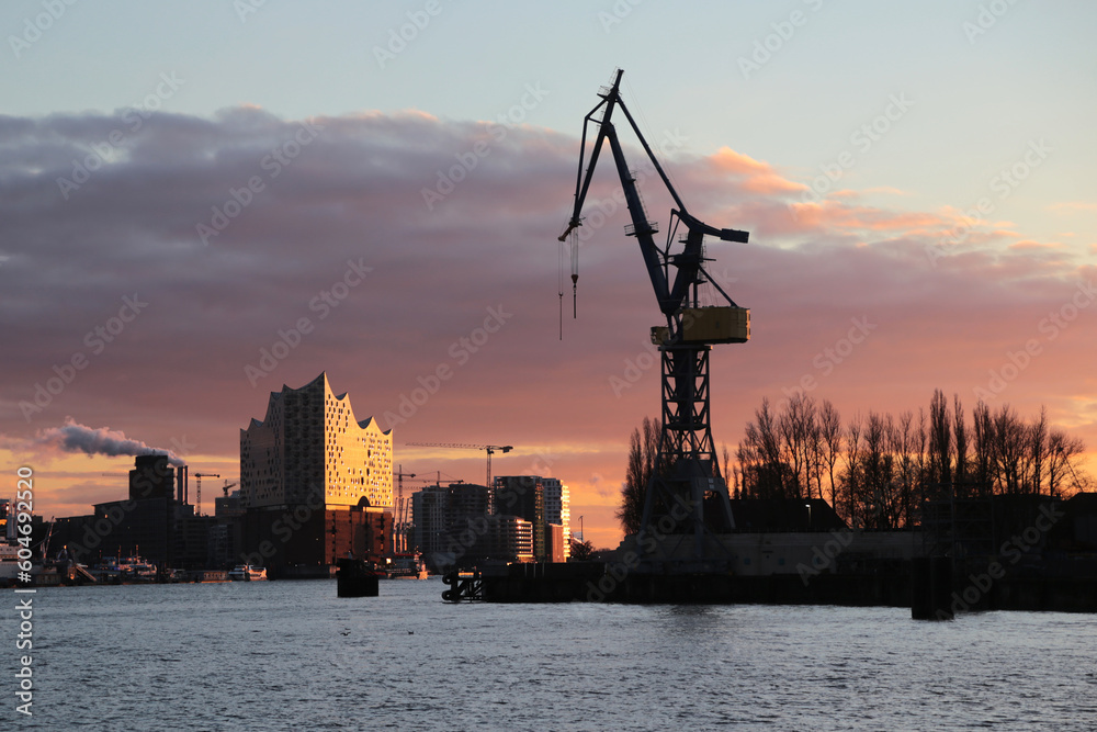 Hamburger Hafen bei Sonnenaufgang im Frühling, mit blick auf die Elbphilharmonie