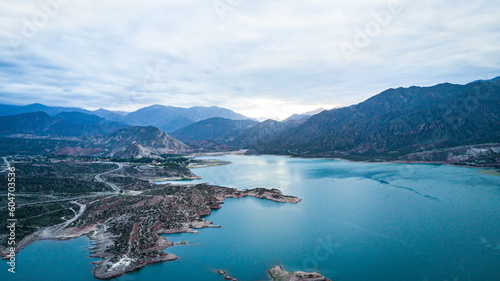 lago en la cordillera de los andes mendoza dique