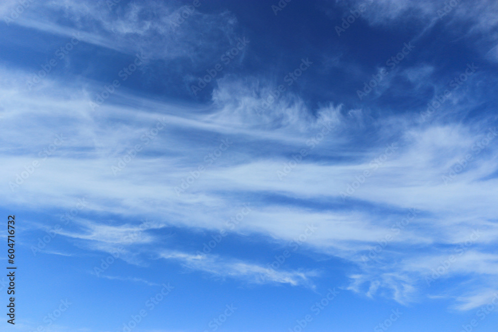 맑고 푸른 하늘을 배경으로 붓으로 흩날리게 색칠되어진 하얀색 구름들