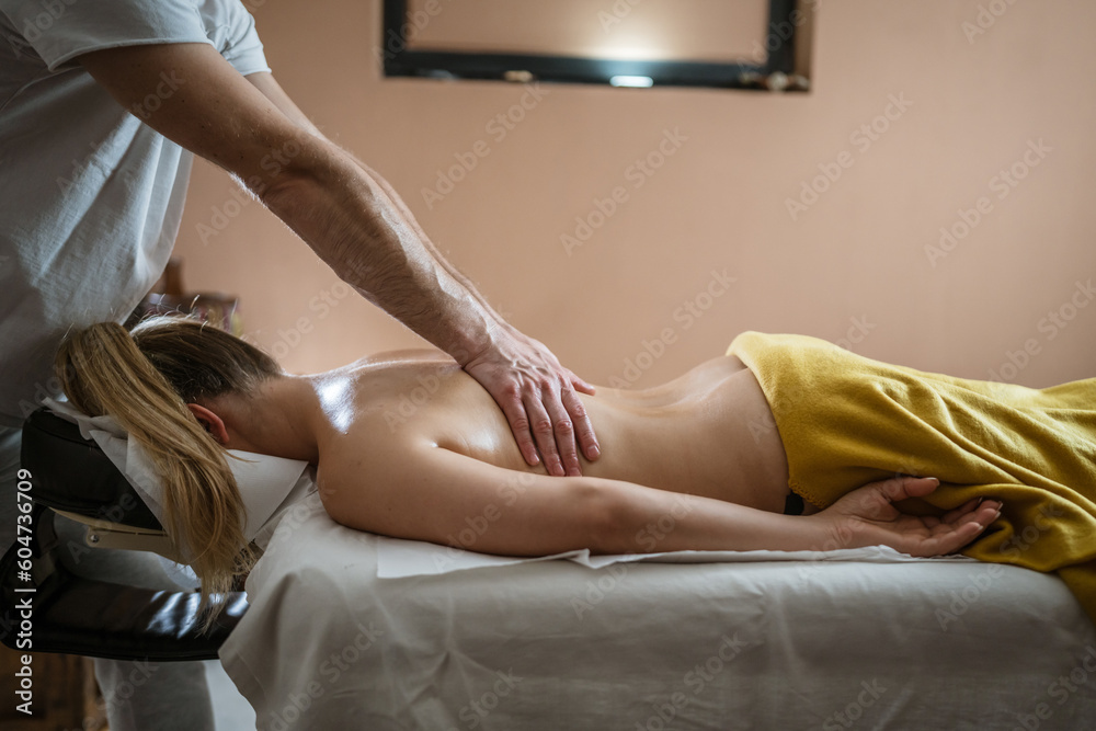 Obraz premium unknown woman enjoy back massage at beauty spa male therapist