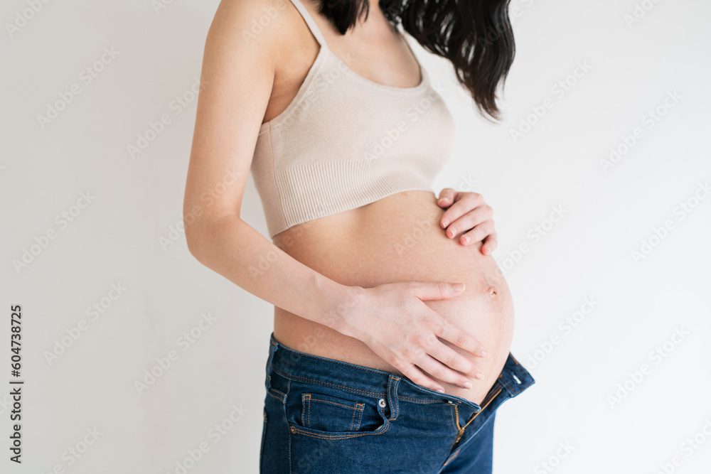 妊娠中の若い女性,白背景 妊娠中の若い女性,白背景