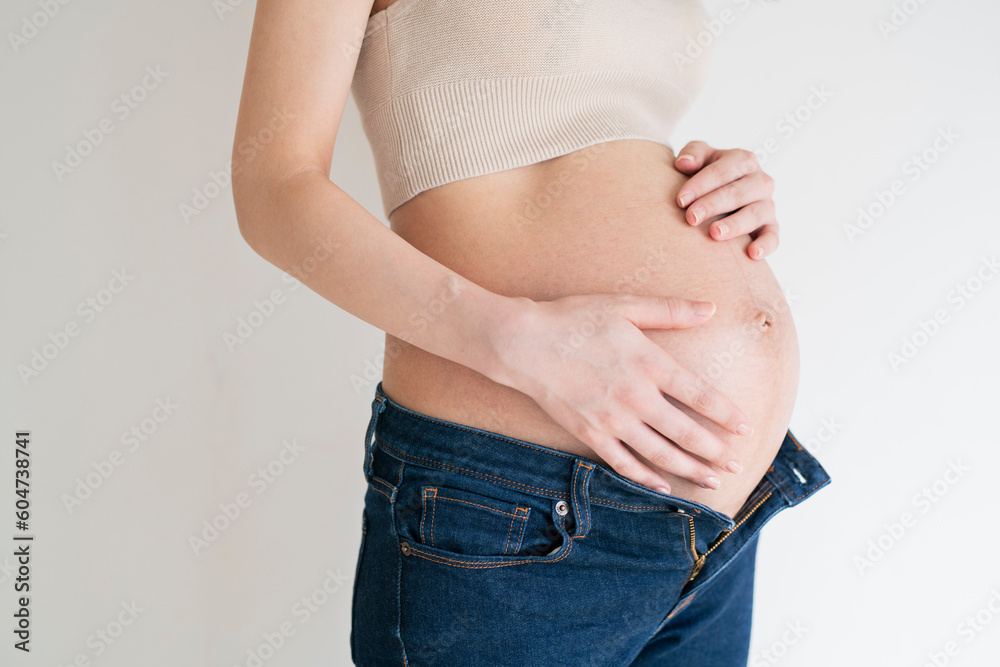 妊娠中の若い女性,白背景 妊娠中の若い女性,白背景