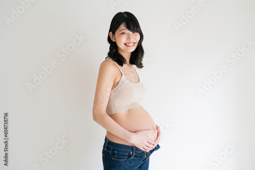 妊娠中の若い女性,白背景