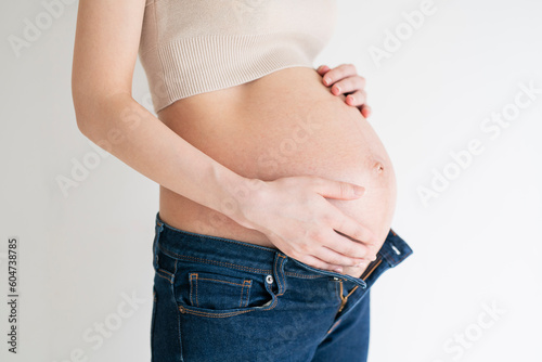 妊娠中の若い女性,白背景 © One