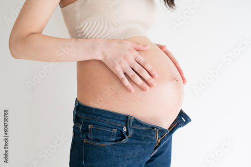 妊娠中の若い女性,白背景