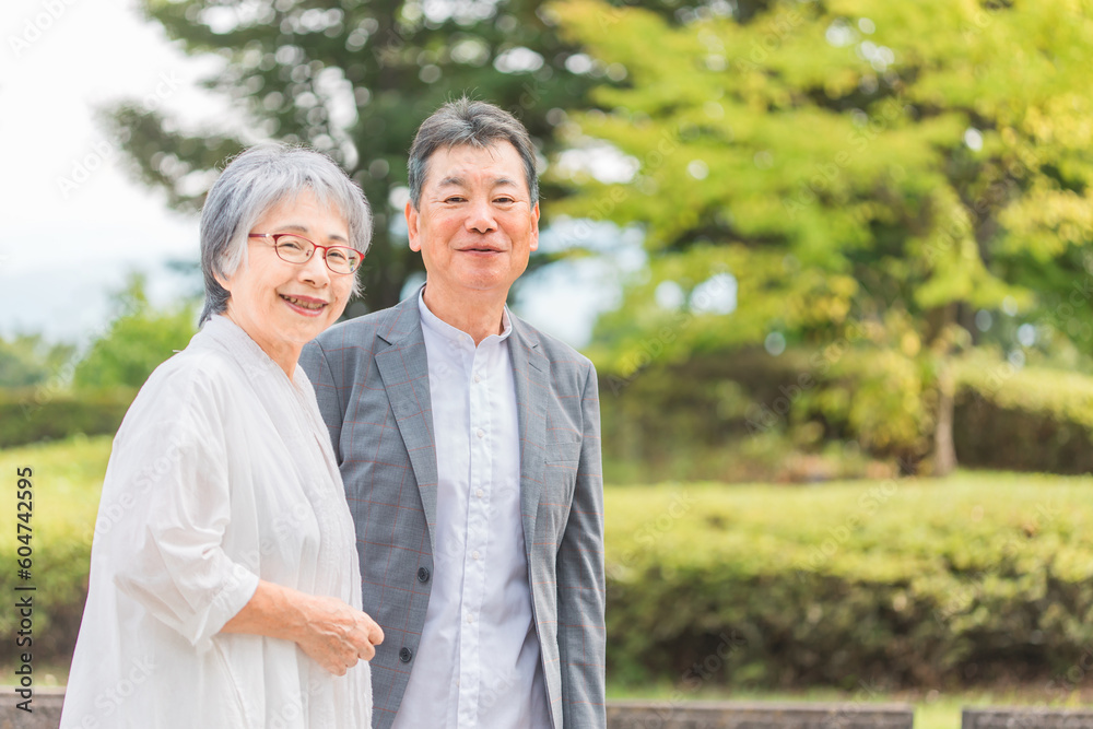 公園を歩くシニア・高齢者夫婦(カメラ目線)
公園を歩くシニア・高齢者夫婦(カメラ目線)