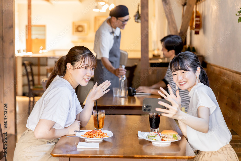 カフェ・レストラン・飲食店でセルフィー・自撮りする若い日本人女性
