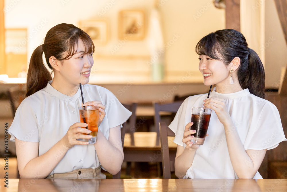 カフェ・喫茶店でティータイムを楽しむ若い日本人女性
カフェ・喫茶店でティータイムを楽しむ若い日本人女性