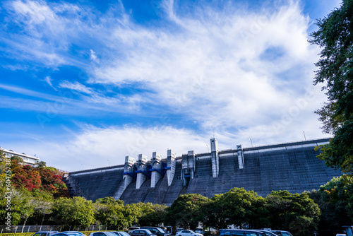 Fototapete 青い空と雲を背景に耶馬渓ダム(堤防風景)
Yabakei Dam (embankment scenery) with blue sky and clouds i