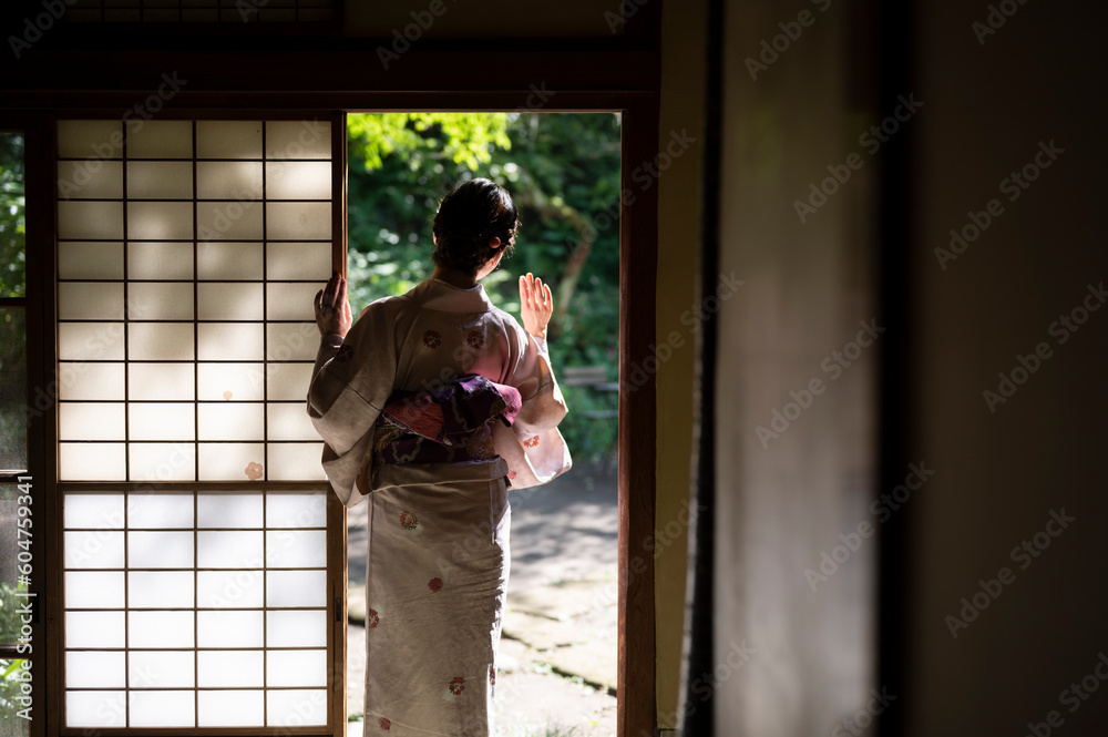 和室の縁側から手を振る着物の女性