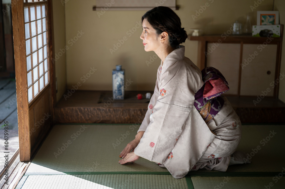 和室に正座して丁寧にお辞儀をする着物姿の女性 和室に正座して丁寧にお辞儀をする着物姿の女性