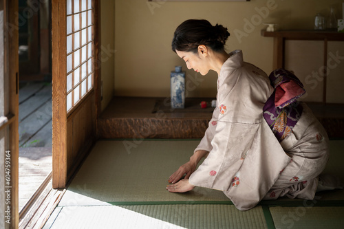 Canvas-taulu 和室に正座して丁寧にお辞儀をする着物姿の女性