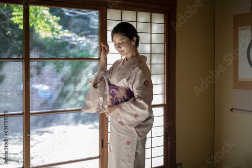 和室の窓辺に佇む着物姿の女性 Free Download 和室の窓辺に佇む着物姿の女性 - GFXLoad