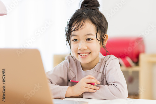 パソコンを見ながら勉強する女の子