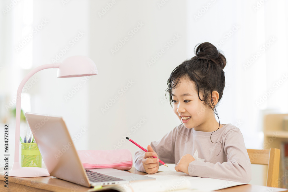 パソコンを見ながら勉強する女の子