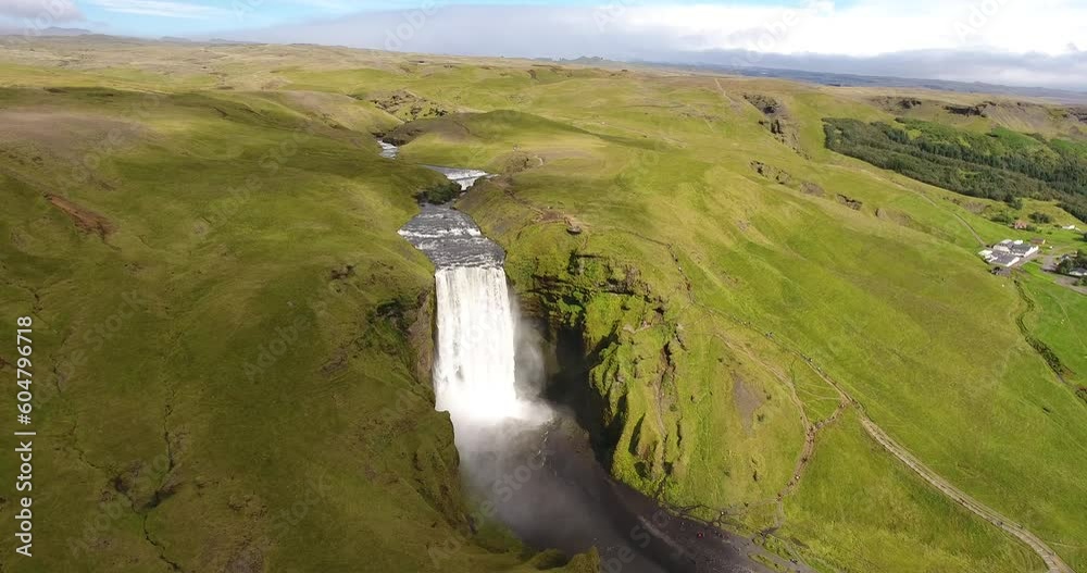 Impressionnante chute d’eau de Skogafoss en Islande