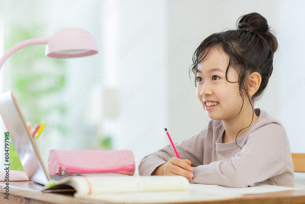 パソコンを見ながら勉強する女の子