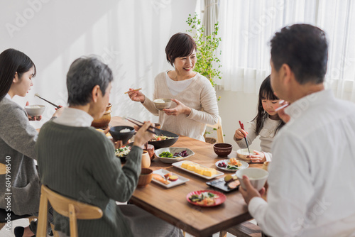 食卓を囲む日本人三世代家族