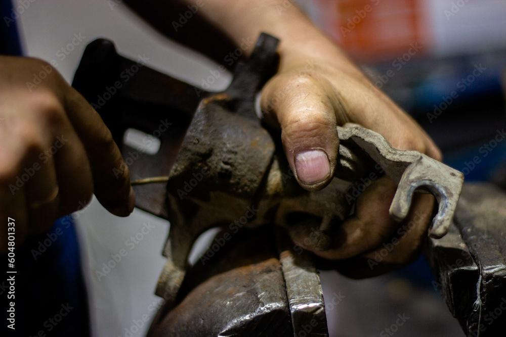Obraz premium blacksmith working in a workshop