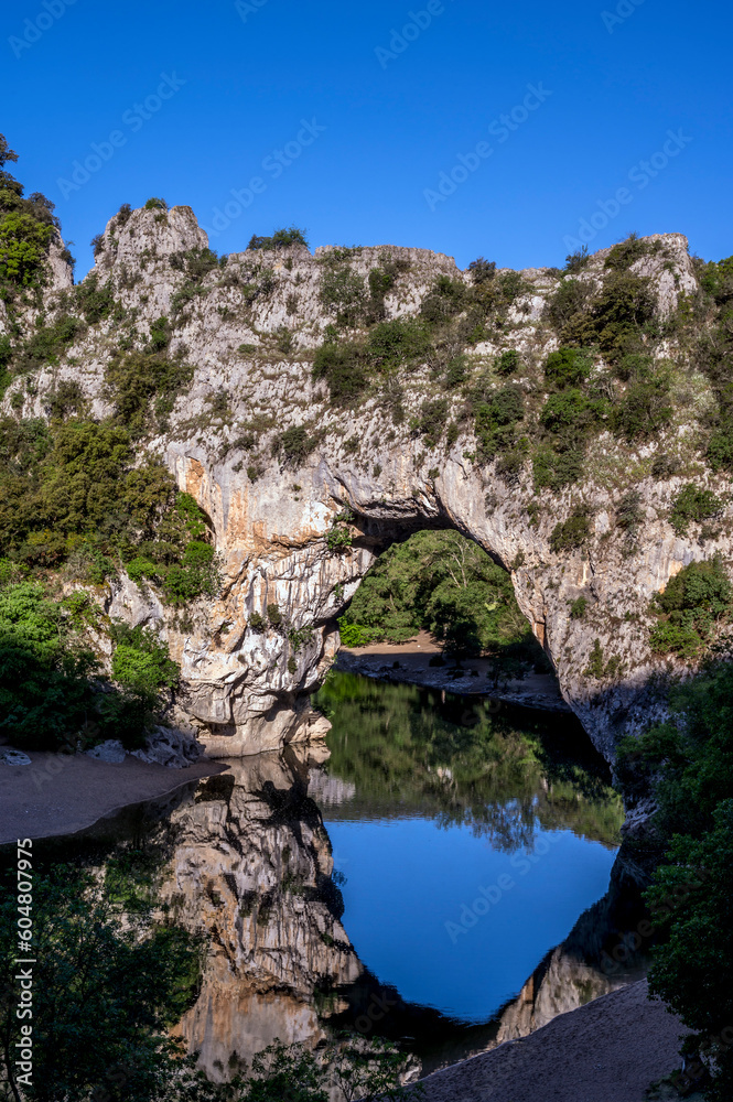 Arche naturelle du Pont d'Arc sur la rivière Ardèche dans le département de l'Ardèche en France