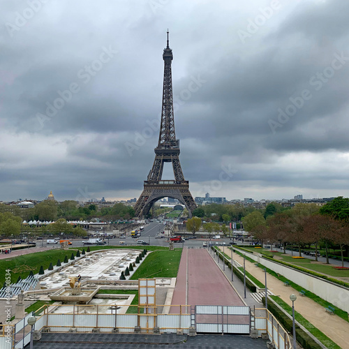 Vue sur la tour Eiffel à Paris le symbole de la France dans le monde © gemadrun