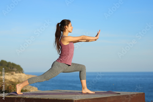 Foto Woman doing tai chi exercise on the beach