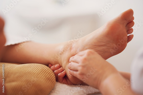 Foto Woman having foot reflexology massage in salon