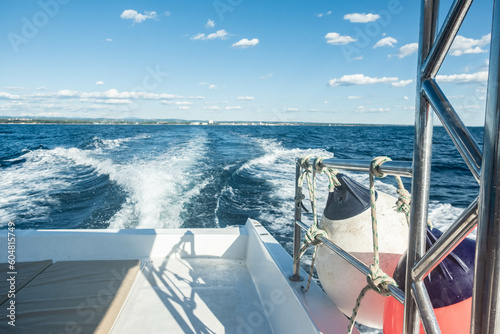 Schöner Blick von einem schnell fahrenden Boot auf das blaue Wasser