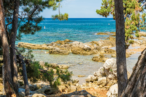 Schöne Aussicht auf das glasklare Wasser des Mittelmeers 