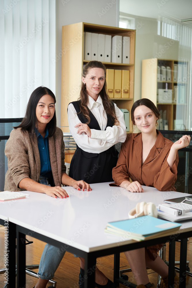 Obraz premium Successful team of businesswomen working in office