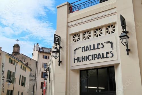 Façade art déco des halles municipales du centre ville de Toulon, marché couvert / food court (aire de restauration) regroupant des commerces alimentaires (France) photo