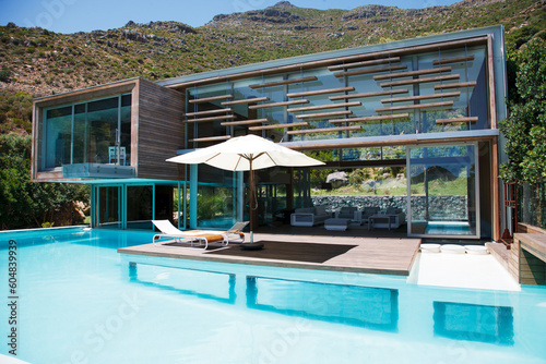 Modern house and swimming pool © KOTO