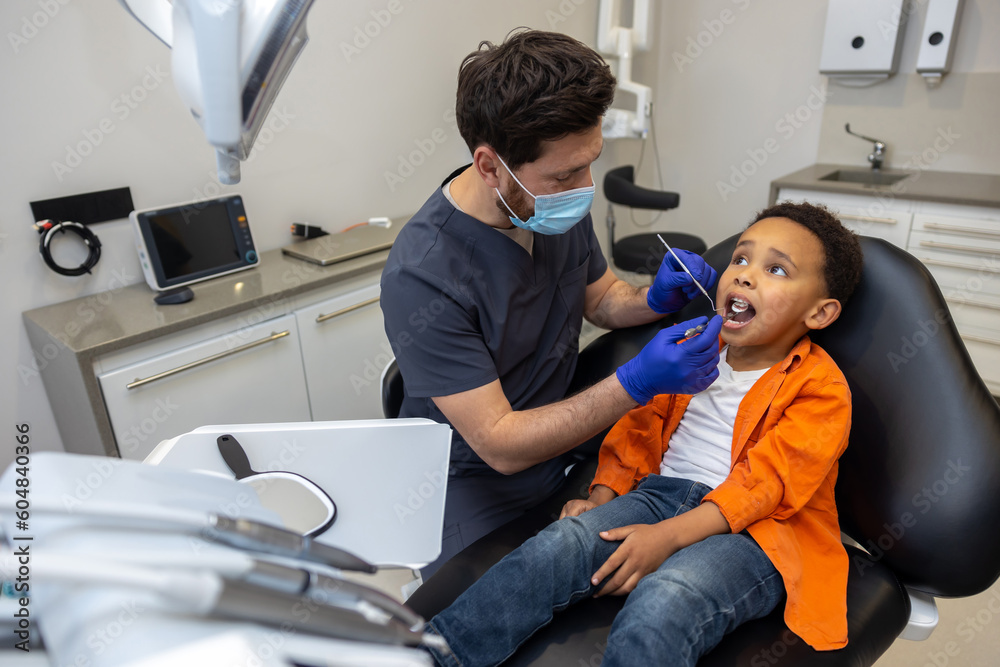 Obraz premium Male doctor in mask checking up his patient