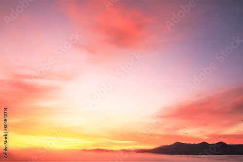 朝焼けに美しく染まる空と雲 © 写真小僧