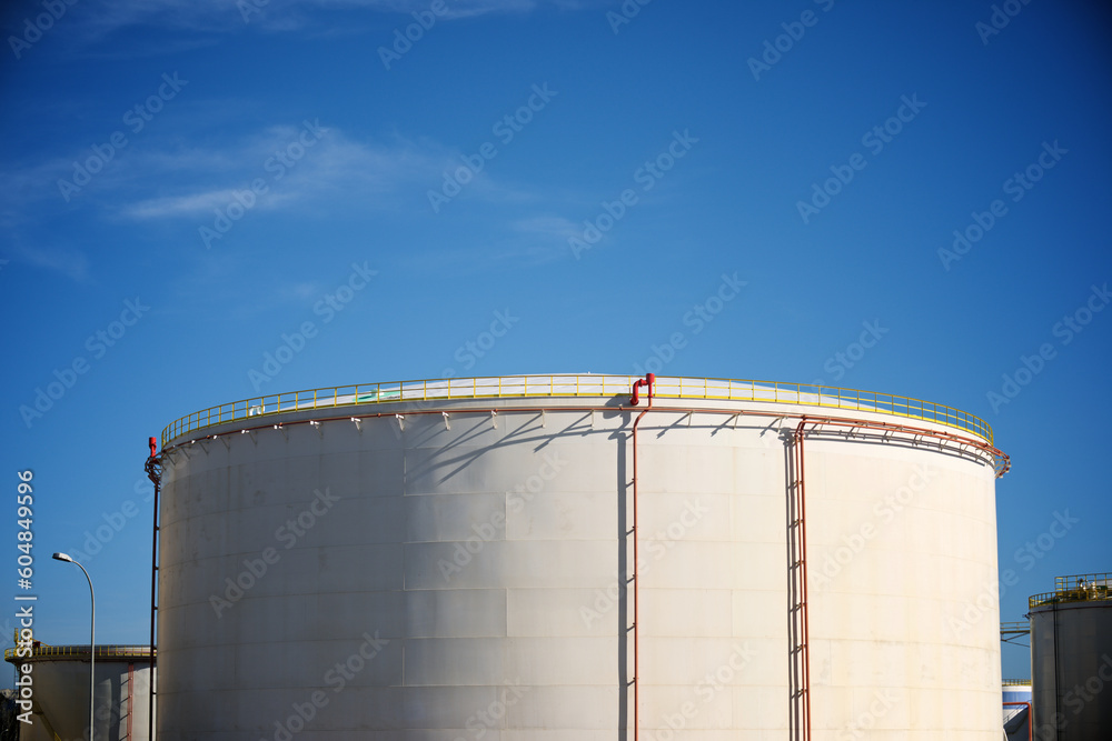 Large tanks for fuel storage