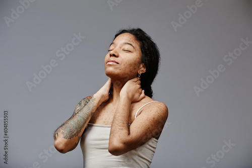 фотографія Minimal portrait of black young woman with real skin texture posing confidently