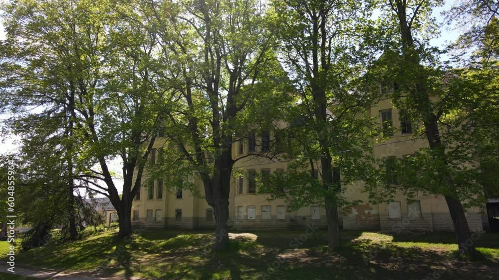 Tilting through the trees to show the building. Tilting through the trees to show the building.