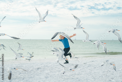 Foto Kid playing in summer beach