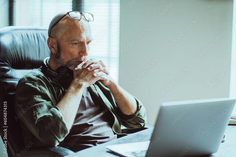 man-sitting-at-his-desk-deep-in-thought - VTT Info