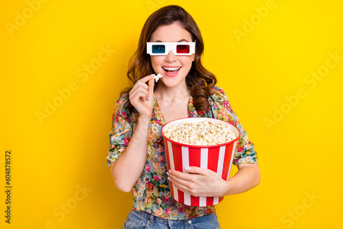 Print op canvas Photo of funky overjoyed person arm hold big pop corn bucket watch 3d glasses mo