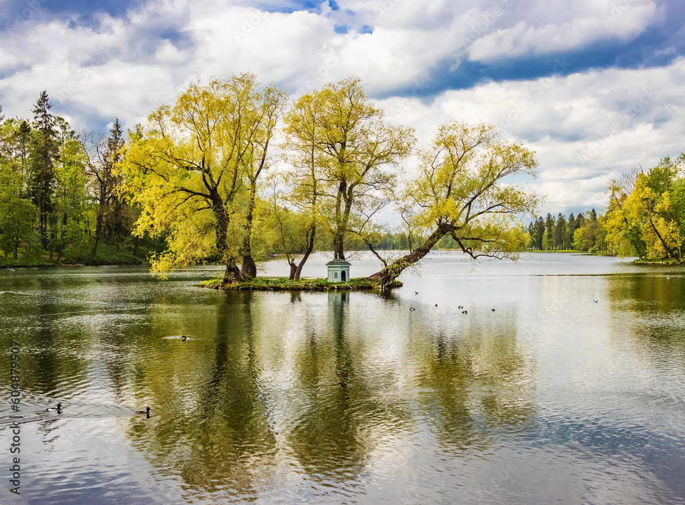 Obraz premium Spring landscape of the parks of St. Petersburg. Landmark of the city.